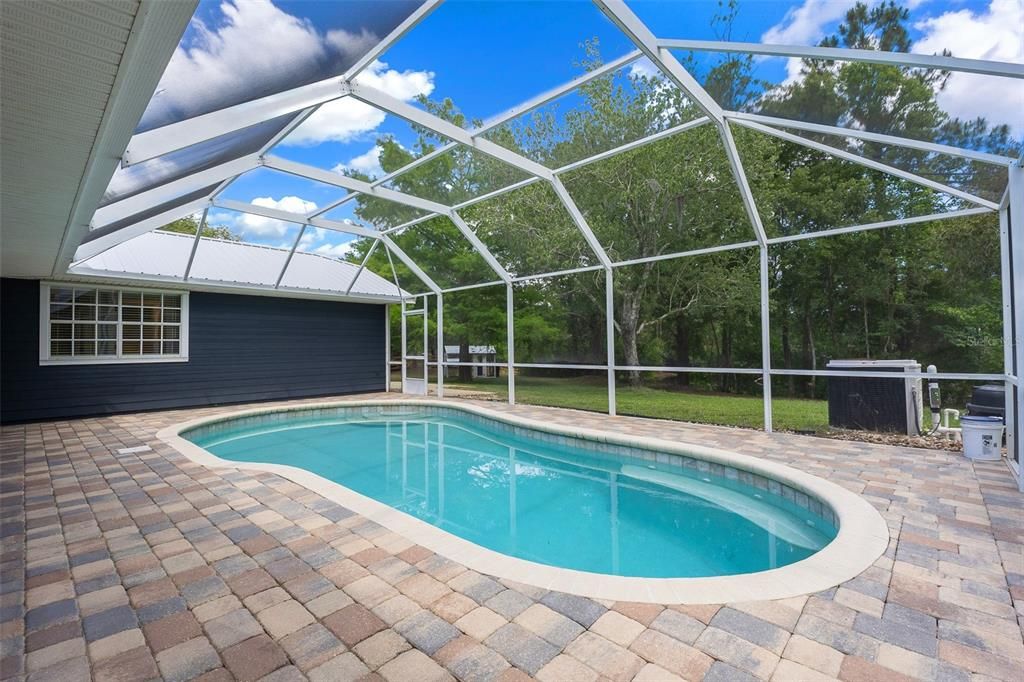 合同活跃: $700,000 (3 贝兹, 2 浴室, 2270 平方英尺)