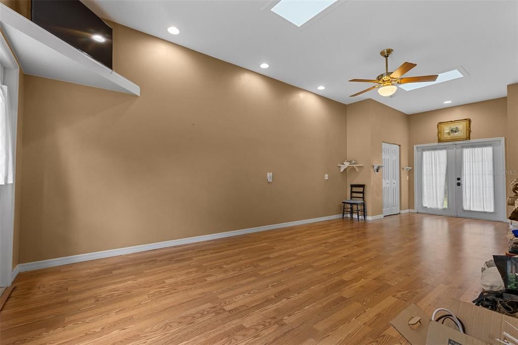 合同活跃: $700,000 (3 贝兹, 2 浴室, 2270 平方英尺)