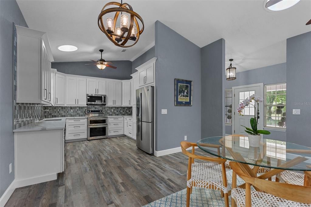 合同活跃: $700,000 (3 贝兹, 2 浴室, 2270 平方英尺)