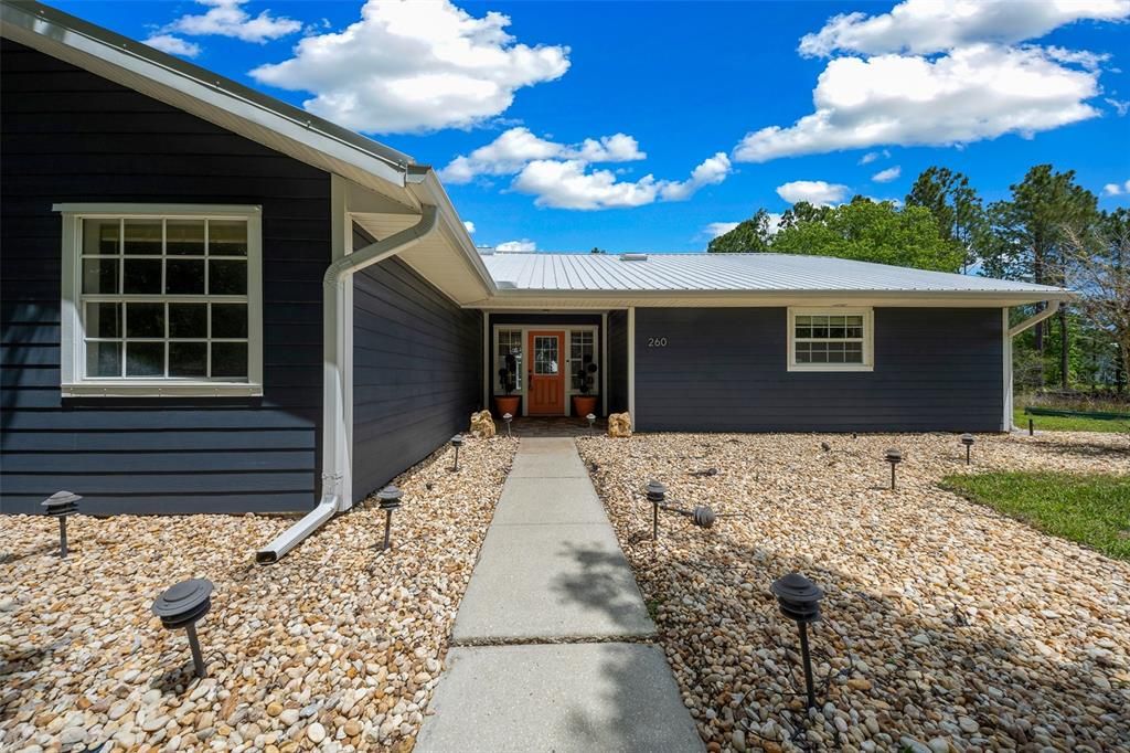 合同活跃: $700,000 (3 贝兹, 2 浴室, 2270 平方英尺)