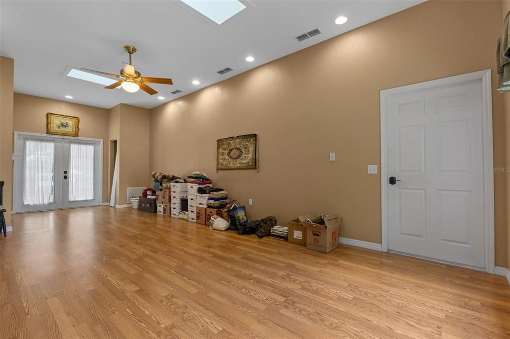 合同活跃: $700,000 (3 贝兹, 2 浴室, 2270 平方英尺)