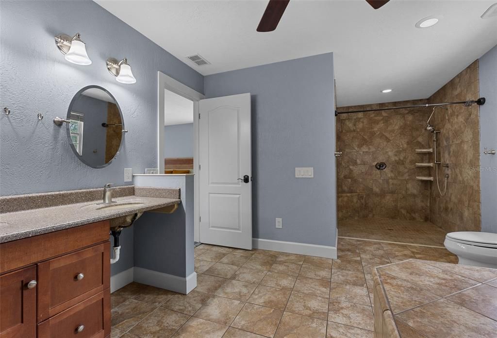 合同活跃: $700,000 (3 贝兹, 2 浴室, 2270 平方英尺)