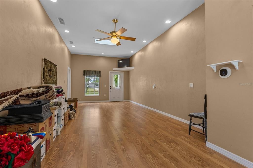 合同活跃: $700,000 (3 贝兹, 2 浴室, 2270 平方英尺)