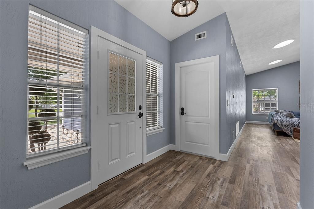 合同活跃: $700,000 (3 贝兹, 2 浴室, 2270 平方英尺)