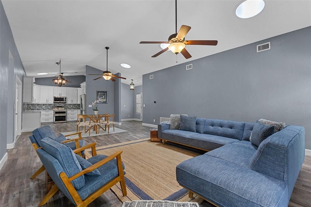 合同活跃: $700,000 (3 贝兹, 2 浴室, 2270 平方英尺)