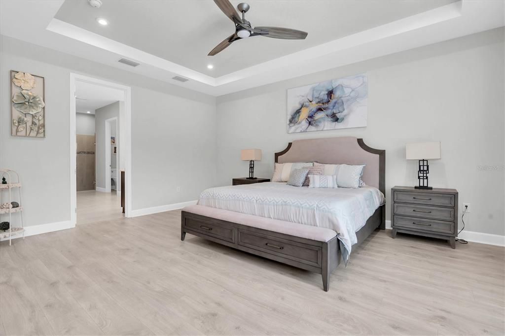 Под контрактом: $1,085,000 (5 спален, 4 ванн, 3457 Квадратных фут)