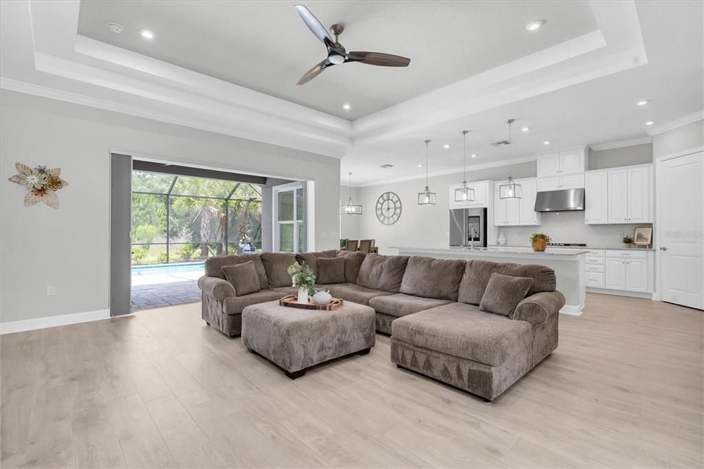 Под контрактом: $1,085,000 (5 спален, 4 ванн, 3457 Квадратных фут)