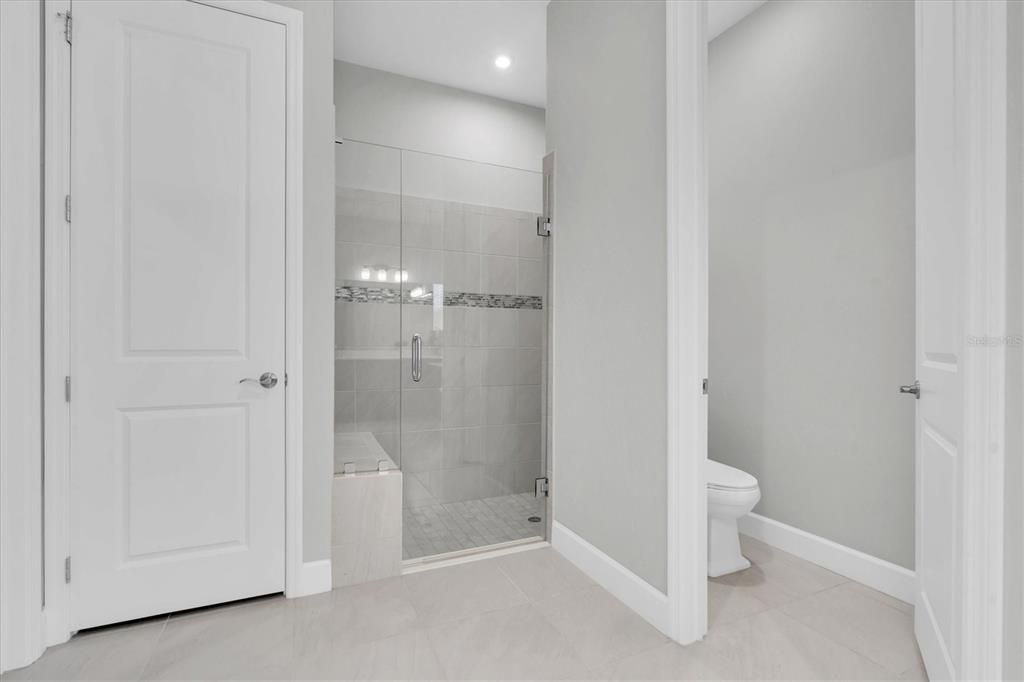 Под контрактом: $1,085,000 (5 спален, 4 ванн, 3457 Квадратных фут)