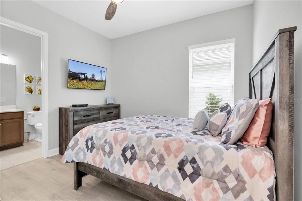 Под контрактом: $1,085,000 (5 спален, 4 ванн, 3457 Квадратных фут)