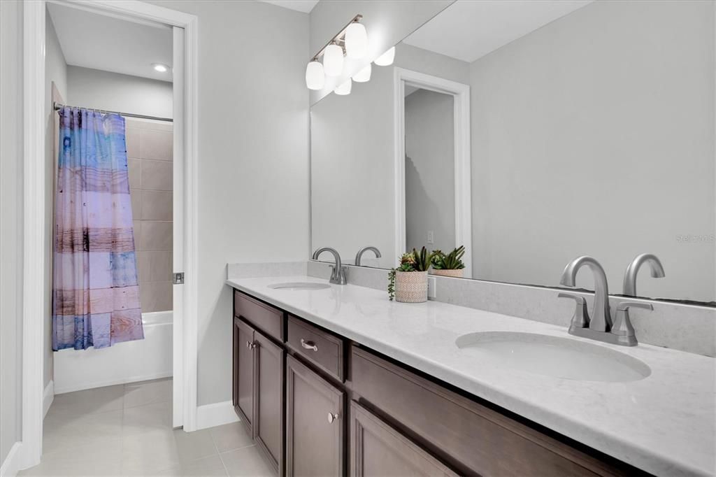 Под контрактом: $1,085,000 (5 спален, 4 ванн, 3457 Квадратных фут)