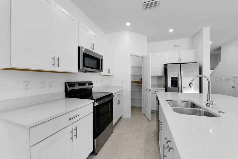 For Sale: $325,000 (3 beds, 2 baths, 1373 Square Feet)