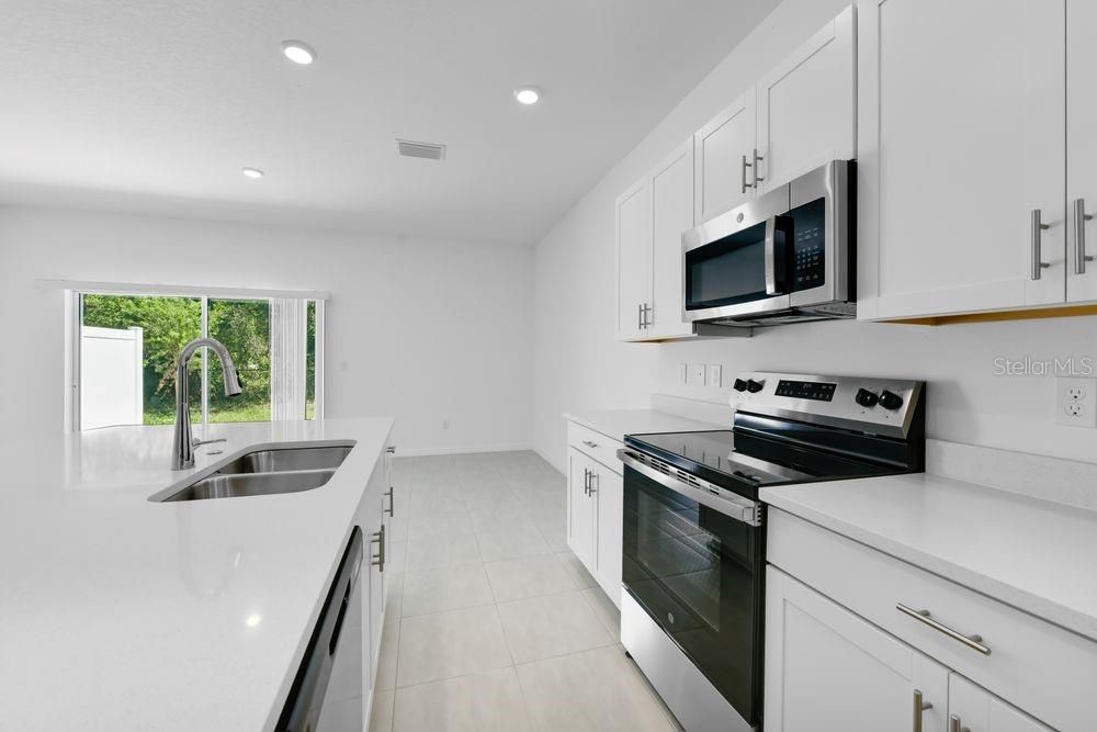 For Sale: $325,000 (3 beds, 2 baths, 1373 Square Feet)