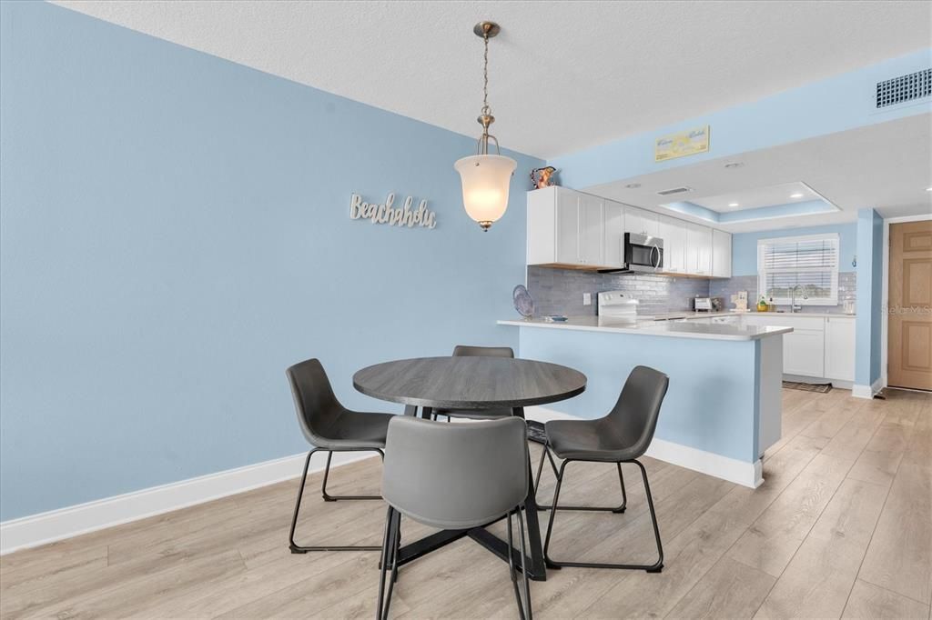 待售: $689,900 (2 贝兹, 2 浴室, 990 平方英尺)