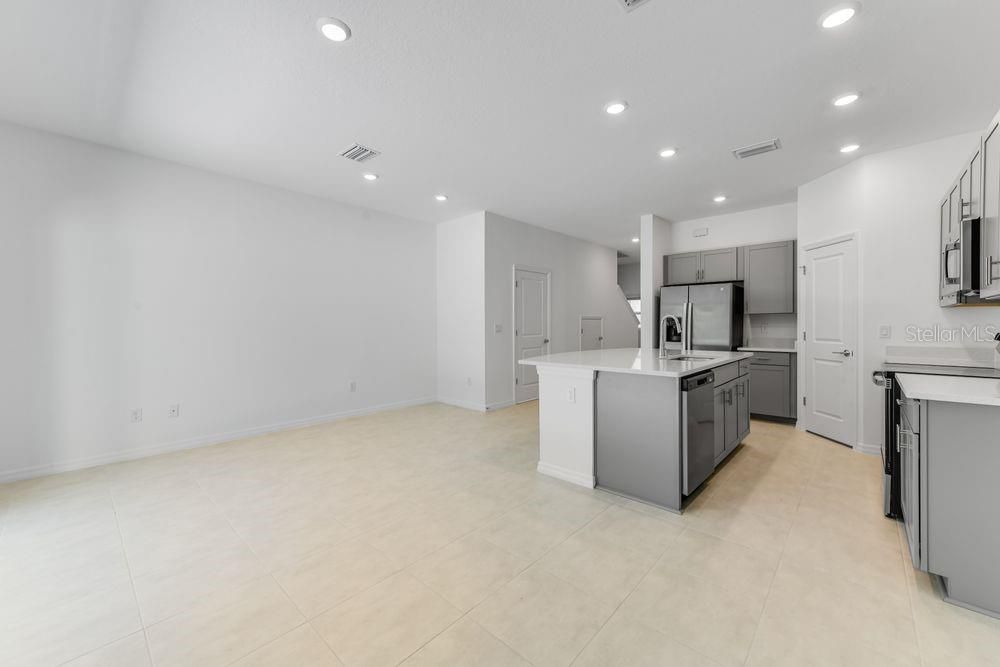 Под контрактом: $325,000 (3 спален, 2 ванн, 1373 Квадратных фут)