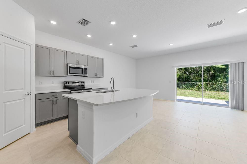 Под контрактом: $325,000 (3 спален, 2 ванн, 1373 Квадратных фут)