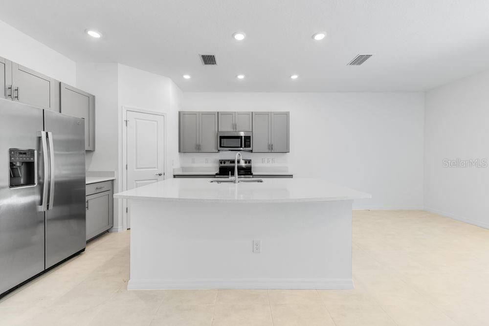 Под контрактом: $325,000 (3 спален, 2 ванн, 1373 Квадратных фут)