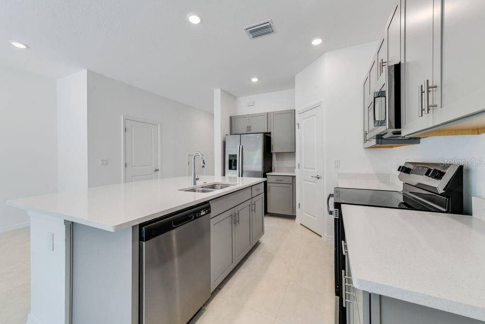 Под контрактом: $325,000 (3 спален, 2 ванн, 1373 Квадратных фут)