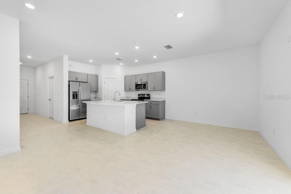 Под контрактом: $325,000 (3 спален, 2 ванн, 1373 Квадратных фут)