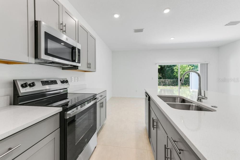 Под контрактом: $325,000 (3 спален, 2 ванн, 1373 Квадратных фут)