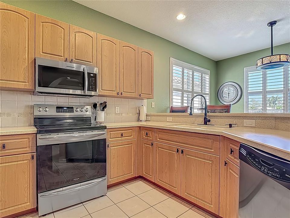 На продажу: $549,000 (2 спален, 2 ванн, 1988 Квадратных фут)