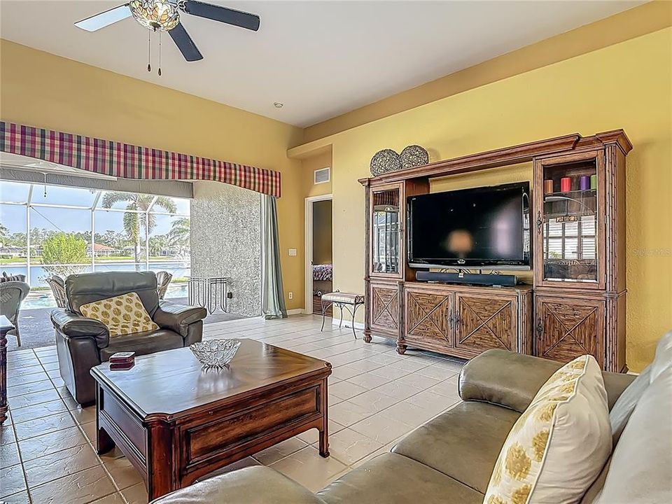 На продажу: $549,000 (2 спален, 2 ванн, 1988 Квадратных фут)