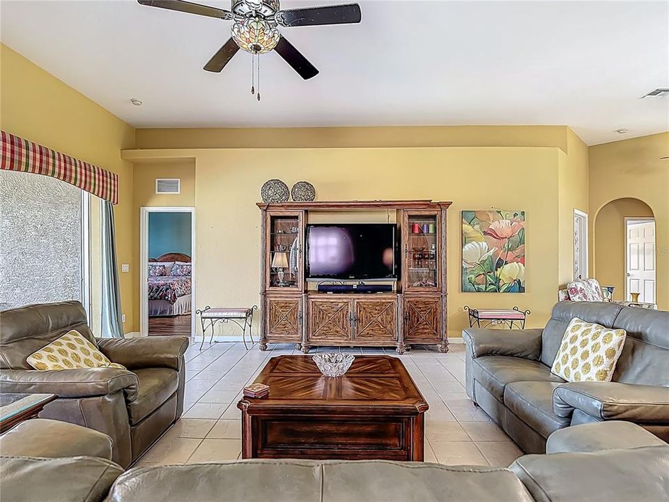 На продажу: $549,000 (2 спален, 2 ванн, 1988 Квадратных фут)