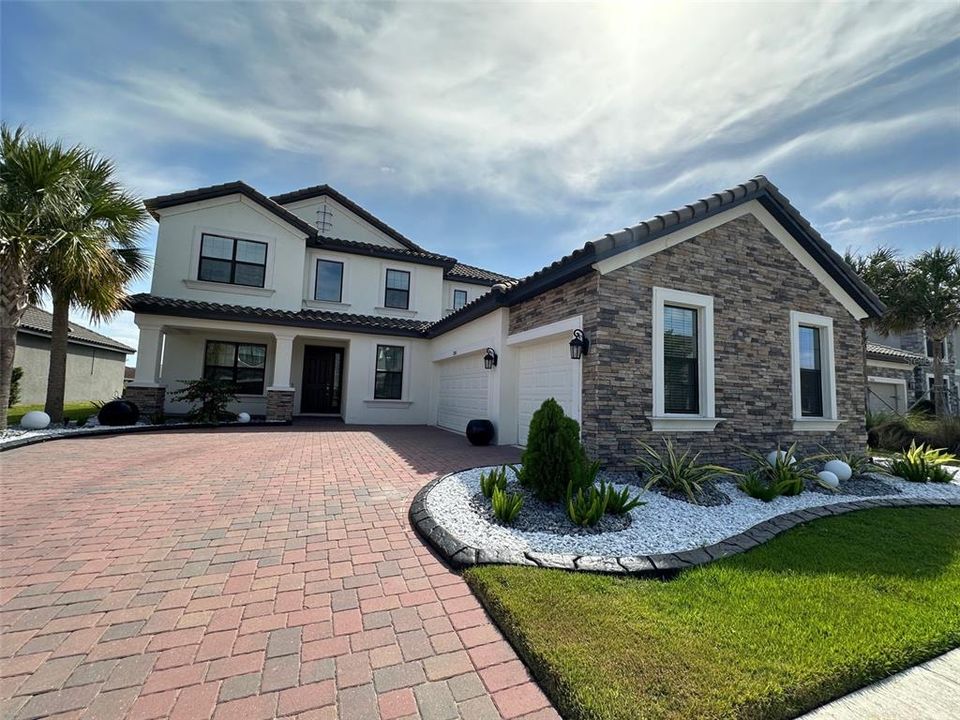 For Sale: $899,000 (5 beds, 4 baths, 3857 Square Feet)