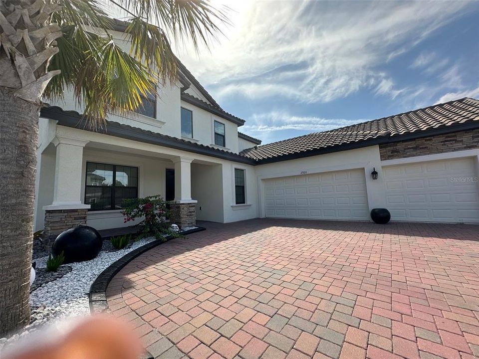 For Sale: $899,000 (5 beds, 4 baths, 3857 Square Feet)