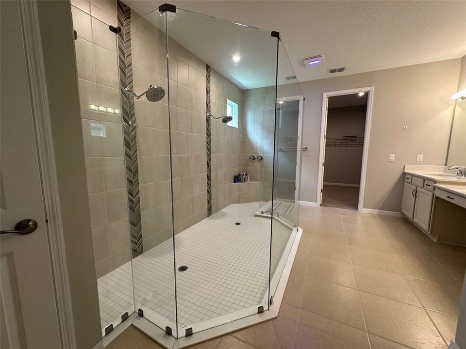 For Sale: $899,000 (5 beds, 4 baths, 3857 Square Feet)