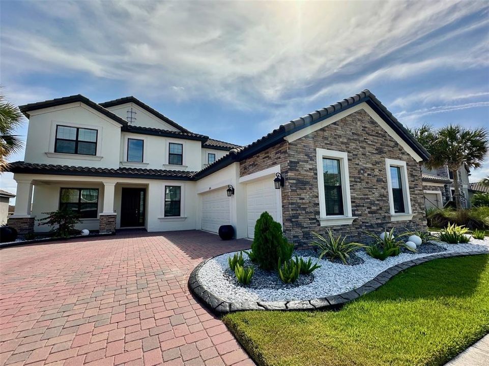 For Sale: $899,000 (5 beds, 4 baths, 3857 Square Feet)