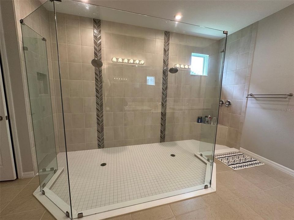 For Sale: $899,000 (5 beds, 4 baths, 3857 Square Feet)