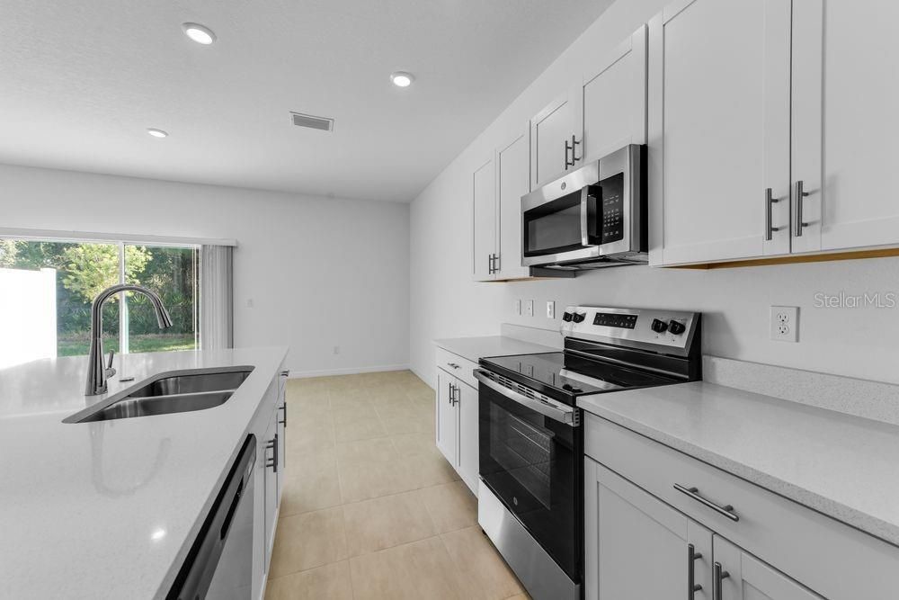 For Sale: $325,000 (3 beds, 2 baths, 1373 Square Feet)