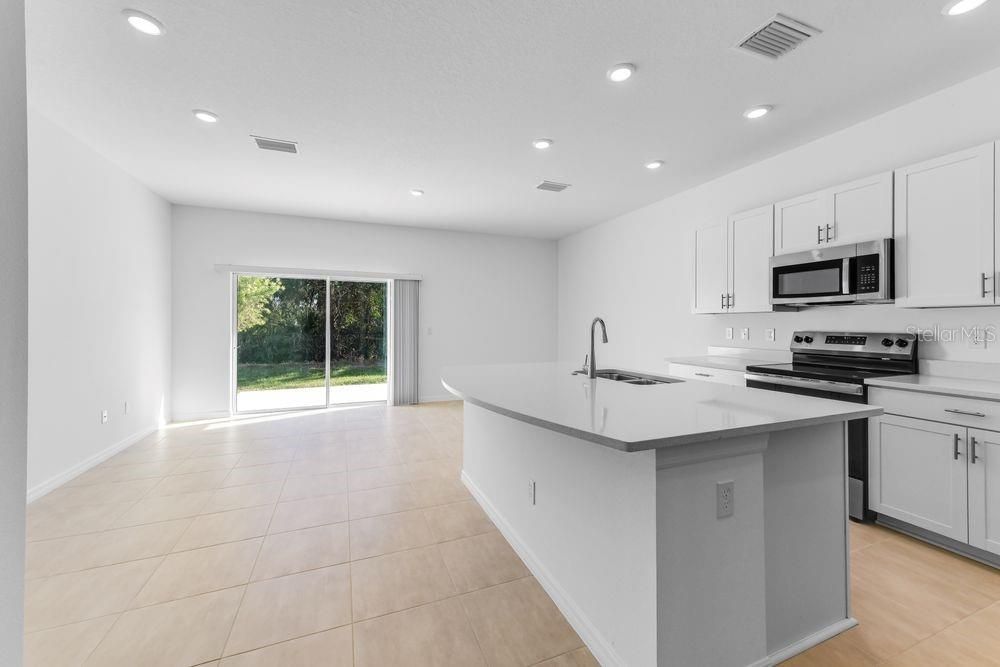 For Sale: $325,000 (3 beds, 2 baths, 1373 Square Feet)