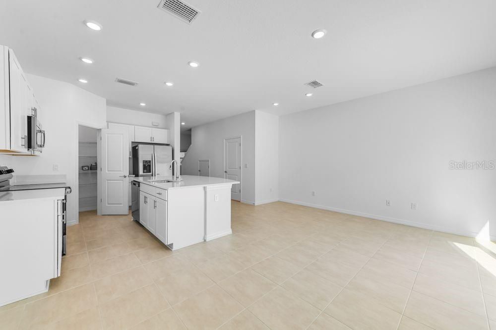 For Sale: $325,000 (3 beds, 2 baths, 1373 Square Feet)