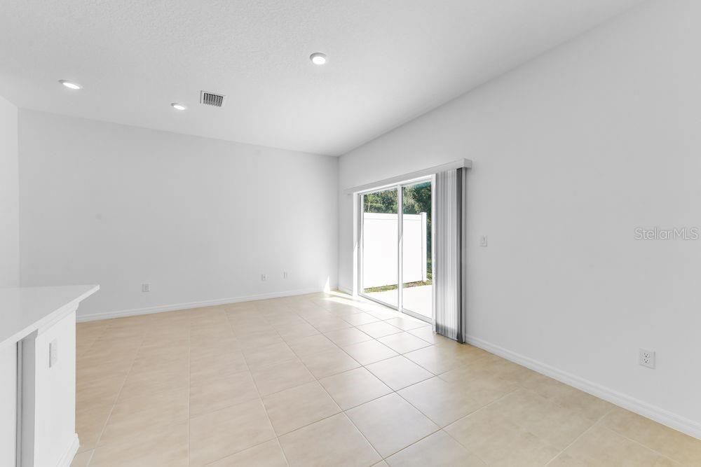 For Sale: $325,000 (3 beds, 2 baths, 1373 Square Feet)