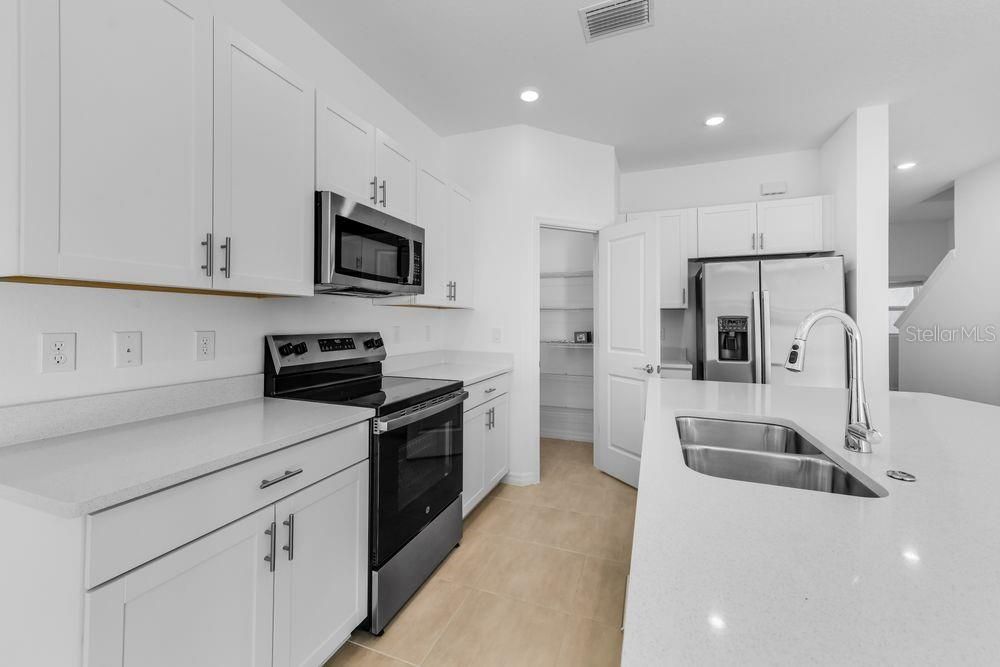 For Sale: $325,000 (3 beds, 2 baths, 1373 Square Feet)