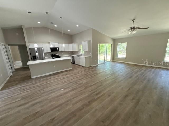 Activo con contrato: $374,000 (4 camas, 2 baños, 1927 Pies cuadrados)