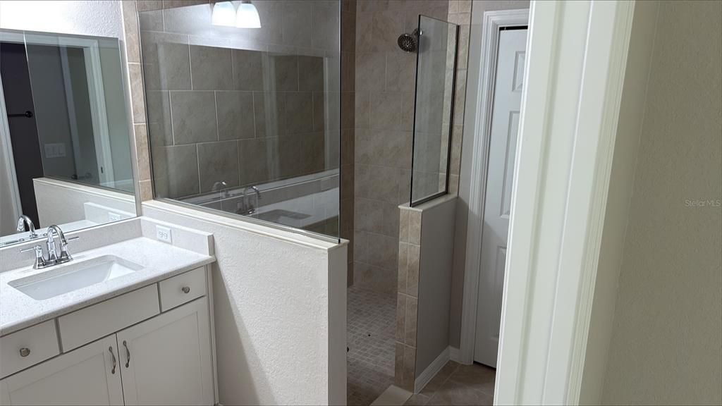 Activo con contrato: $374,000 (4 camas, 2 baños, 1927 Pies cuadrados)