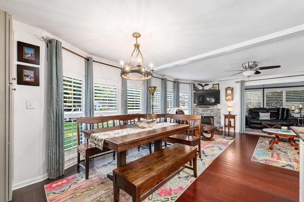 For Sale: $259,900 (2 beds, 2 baths, 1022 Square Feet)