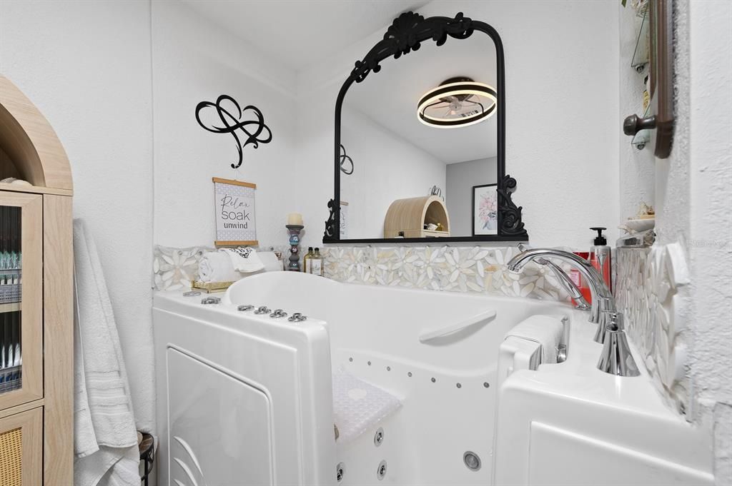 For Sale: $259,900 (2 beds, 2 baths, 1022 Square Feet)