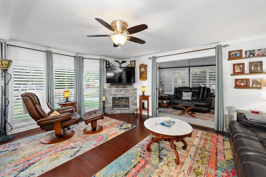 For Sale: $259,900 (2 beds, 2 baths, 1022 Square Feet)