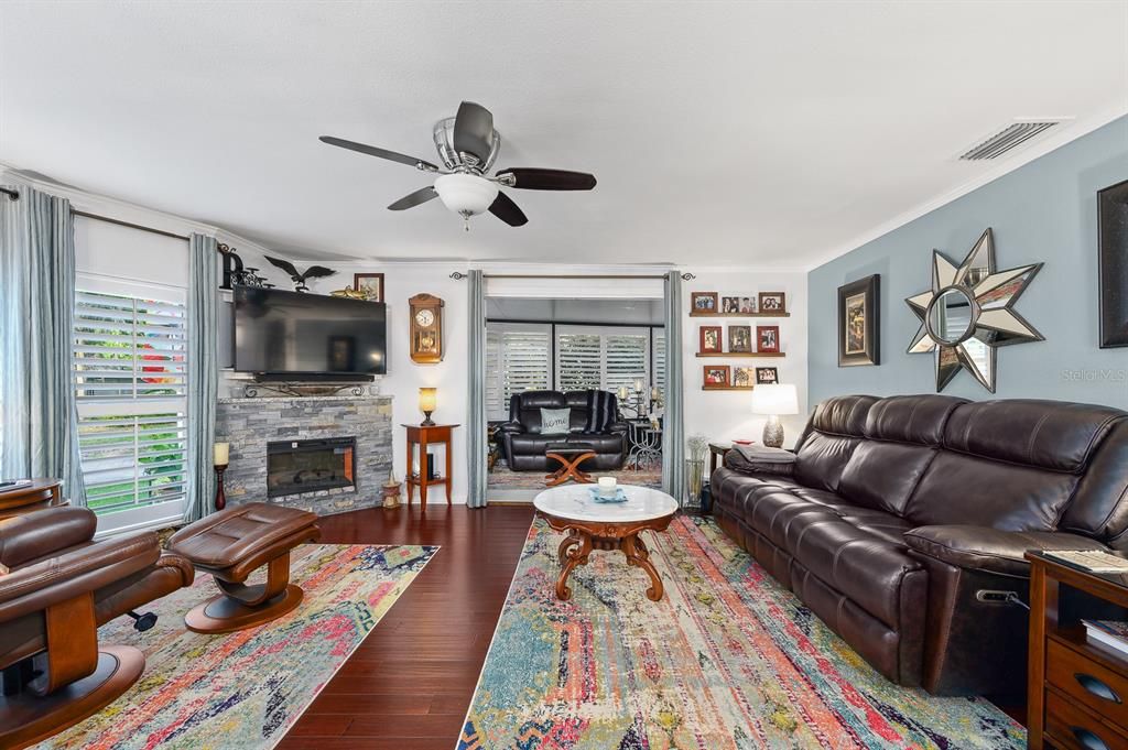 For Sale: $259,900 (2 beds, 2 baths, 1022 Square Feet)