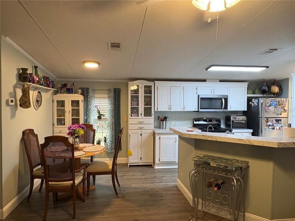 合同活跃: $162,737 (3 贝兹, 2 浴室, 1188 平方英尺)