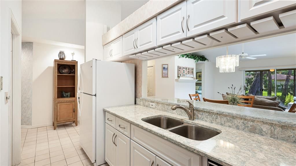 合同活跃: $285,000 (2 贝兹, 2 浴室, 1282 平方英尺)