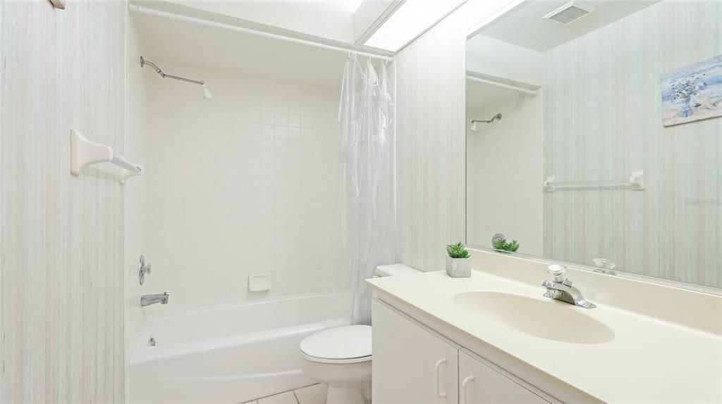 合同活跃: $285,000 (2 贝兹, 2 浴室, 1282 平方英尺)