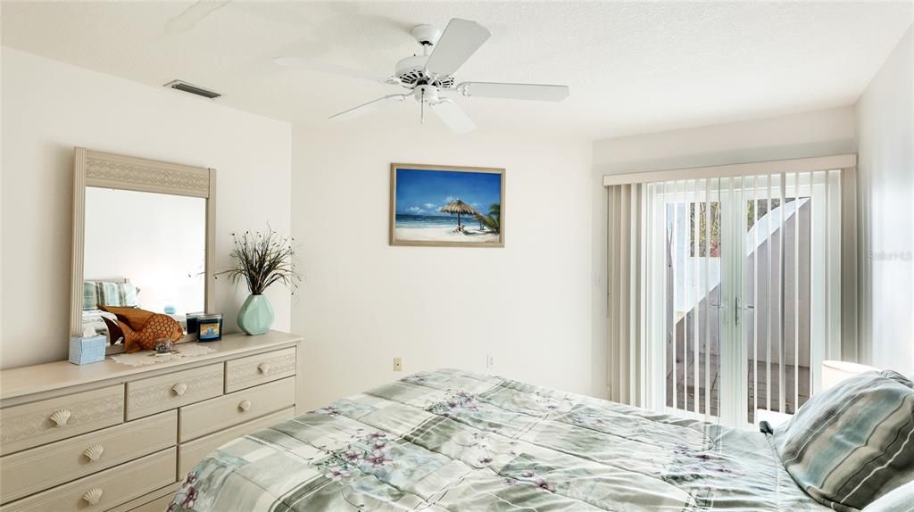 合同活跃: $285,000 (2 贝兹, 2 浴室, 1282 平方英尺)