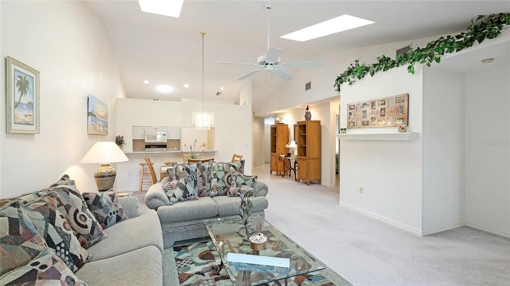 合同活跃: $285,000 (2 贝兹, 2 浴室, 1282 平方英尺)