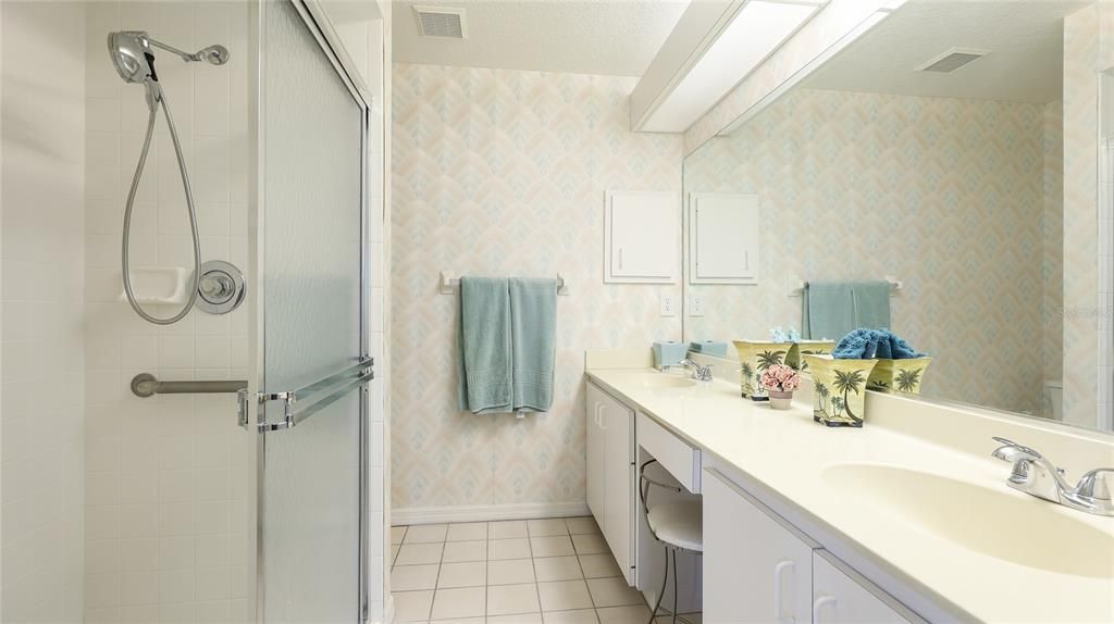 合同活跃: $285,000 (2 贝兹, 2 浴室, 1282 平方英尺)