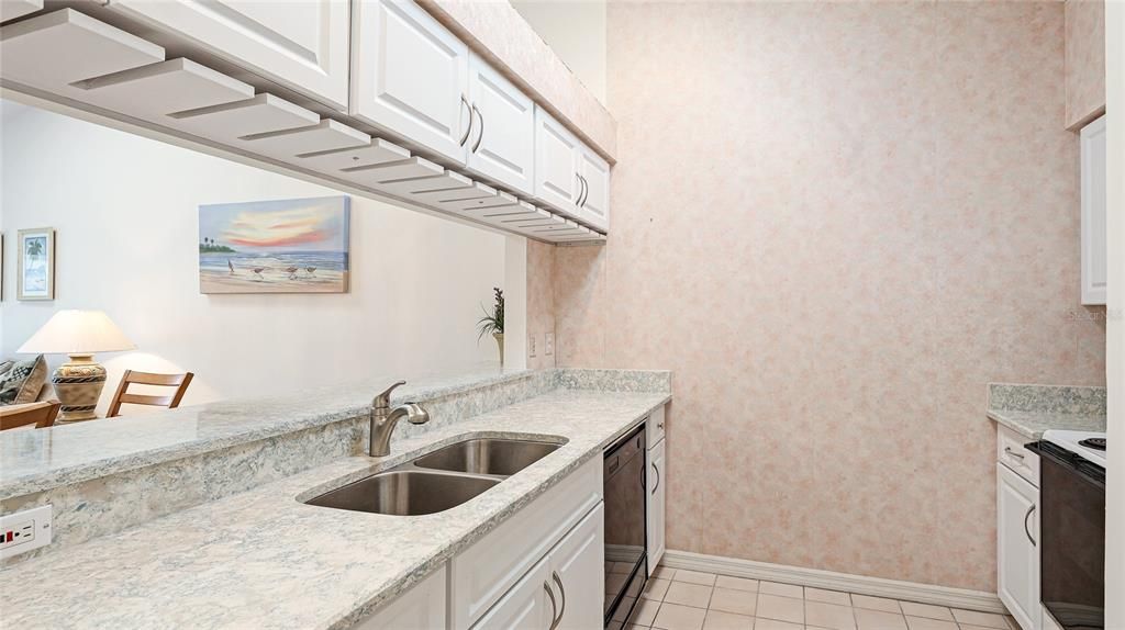 合同活跃: $285,000 (2 贝兹, 2 浴室, 1282 平方英尺)