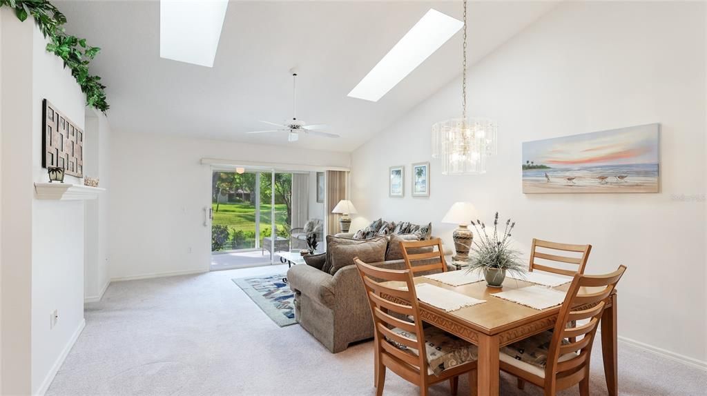 合同活跃: $285,000 (2 贝兹, 2 浴室, 1282 平方英尺)